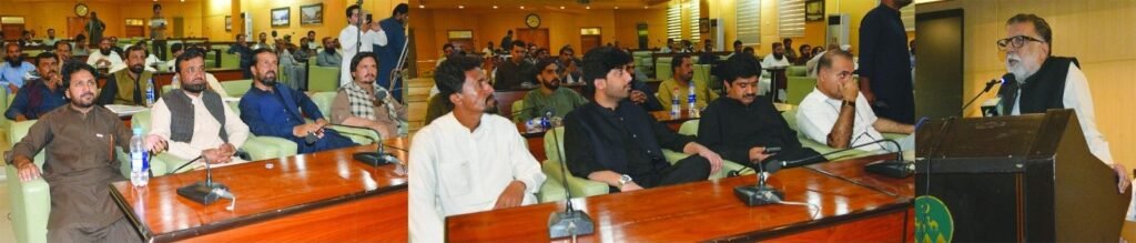 صوبائی وزیر آبپاشی میر محمد صادق عمرانی محکمے کے ترقی پانے والے ملازمین کے اعزاز میں منعقدہ تقریب سے خطاب کر رہے ہیں