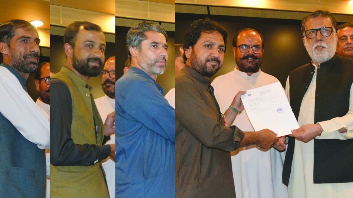صادق عمرانی نے محکمہ آبپاشی کے ترقی پانے والے ملازمین میں آرڈرز تقسیم کیے