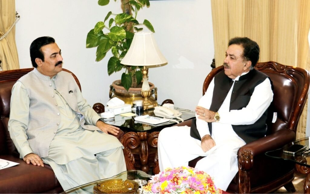 گورنر بلوچستان جعفر خان مندوخیل سے ایم پی اے رحمت صالح بلوچ ملاقات کر رہے ہیں