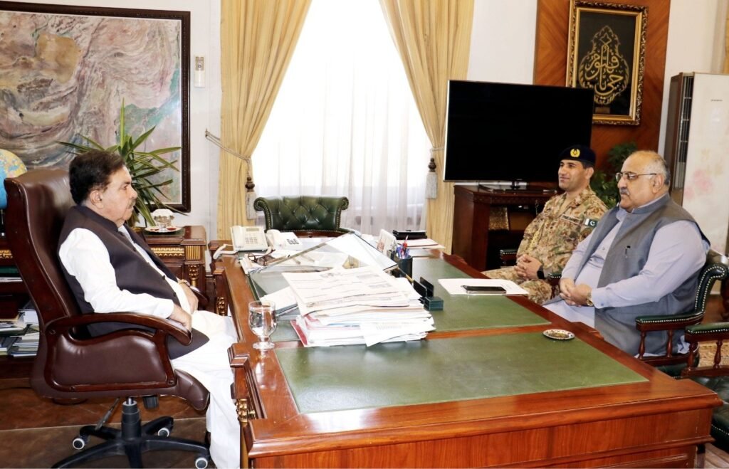 گورنر بلوچستان جعفر خان مندوخیل سے ڈی آئی جی پولیس اسپیشل برانچ طاہر علاؤالدین کاسی ملاقات کر رہے ہیں