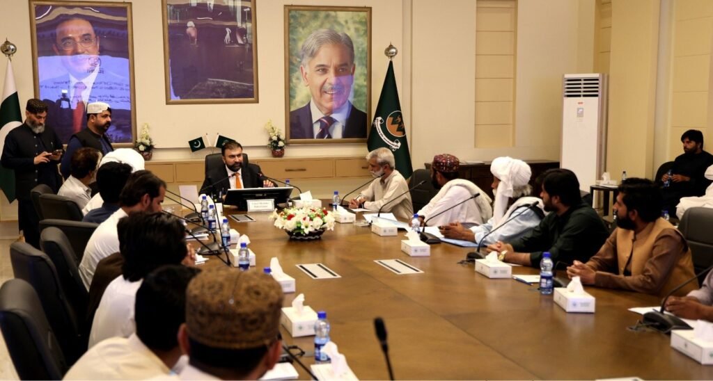 وزیر اعلیٰ بلوچستان میر سرفراز بگٹی سے بگٹی قبیلے کے عمائدین، بزرگ و نوجوان ملاقات کر رہے ہیں