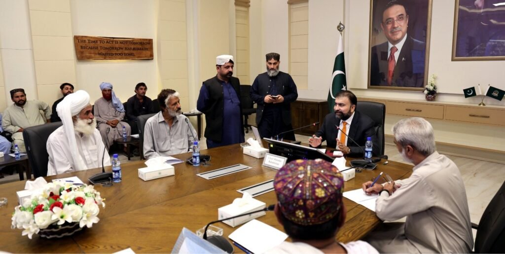 وزیر اعلیٰ بلوچستان میر سرفراز بگٹی سے بگٹی قبیلے کے عمائدین، بزرگ و نوجوان ملاقات کر رہے ہیں