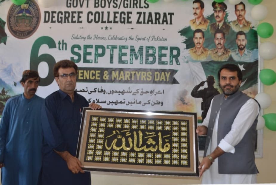 زیارت: اسسٹنٹ کمشنر شیر شاہ غلزئی کو پروفیسر نقیب اللہ کاکڑ گورنمنٹ ڈگری کالج زیارت کے زیرِ اہتمام پروگرام کے موقع پر شیلڈ پیش کر رہے ہیں