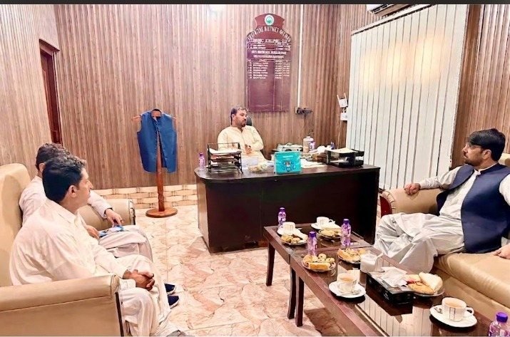 تربت: اسسٹنٹ کمشنر بلیدہ ابوبکر میروانی ڈپٹی ڈائریکٹر سوشل ویلفیئر ضلع کیچ امتیاز سخی سے ملاقات کر رہے ہیں