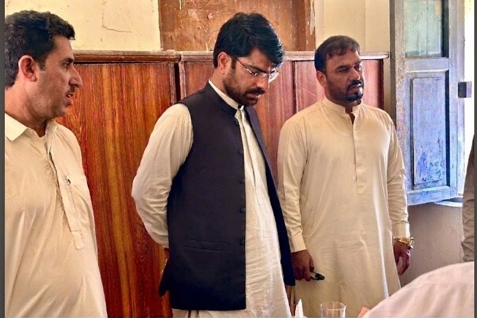 اسسٹنٹ کمشنر بلیدہ ابوبکر میروانی کا تربت میں سوشل ویلفیئر آفس کا دورہ، فلاحی پروگراموں پر بریفنگ