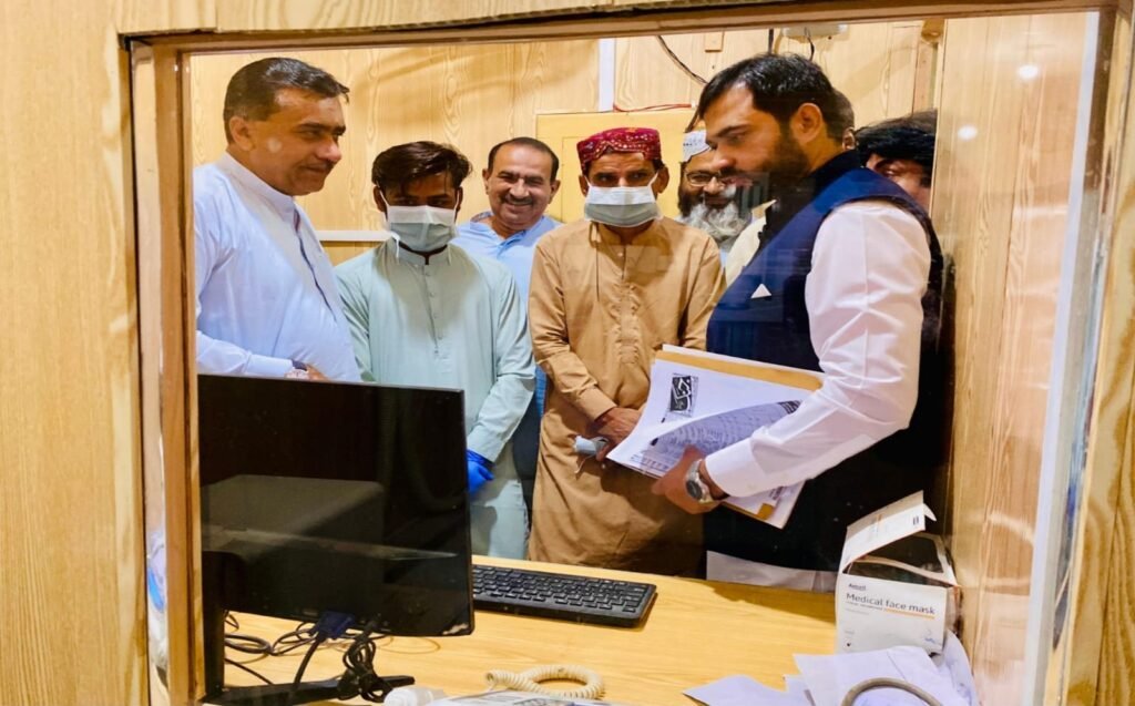 نصیرآباد: ڈپٹی کمشنر و چیئرمین سلیکشن کمیٹی وریندر لعل محکمہ صحت میں ایکسرے آپریٹر کی پوسٹ کے لیے آنے والے امیدوار کا ٹیسٹ لے رہے ہیں