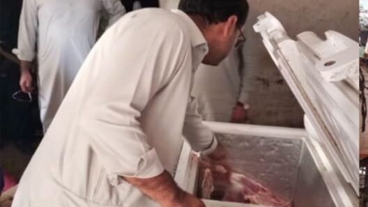 رکنی میں گوشت مارکیٹ پر چھاپہ، قصائی کی فریج سے 8 کلو مضرِ صحت گوشت برآمد کر کے تلف