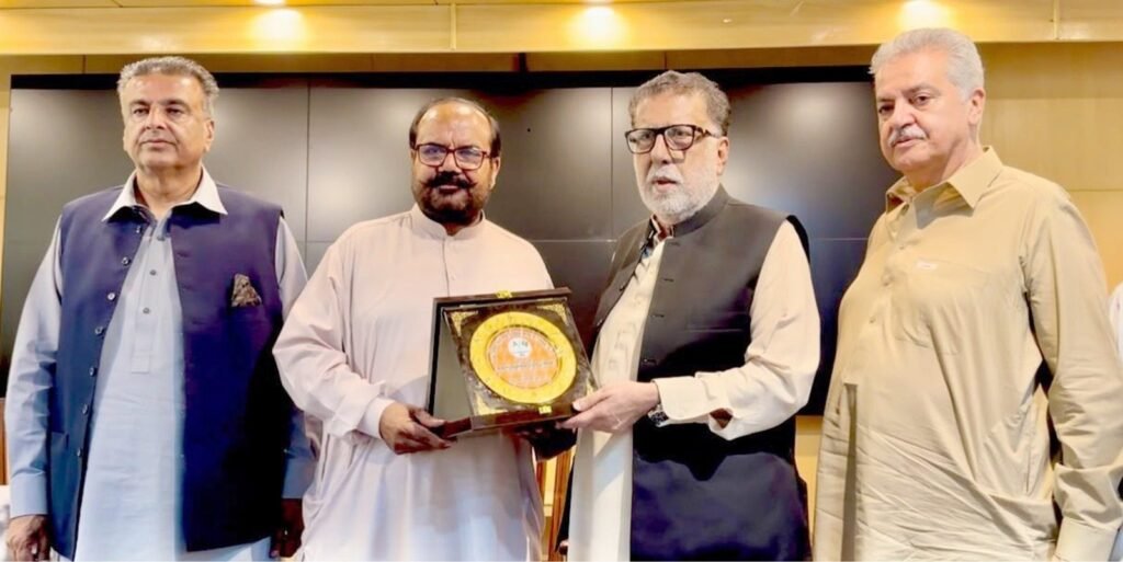 صوبائی وزیر آبپاشی میر صادق عمرانی کو واپڈا ایریگیشن کے ضلعی صدر رحمت اللہ زہری اعزازی شیلڈ پیش کر رہے ہیں