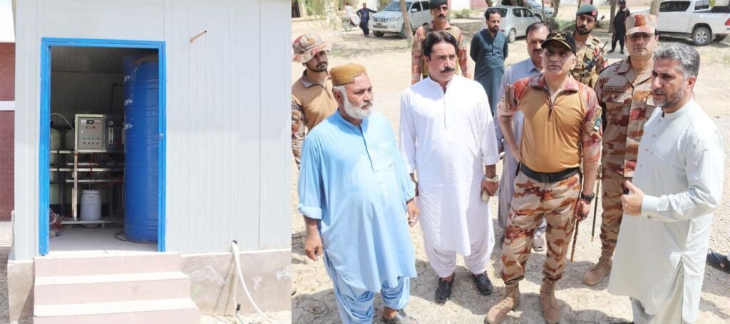 ڈپٹی کمشنر سیوی میجر (ر) الیاس کبزئی اور کمانڈنٹ سیوی سکاؤٹس کرنل منیر سلطان آر ایچ سی تلی میں قائم فلٹریشن پلانٹ کا معائنہ کر رہے ہیں