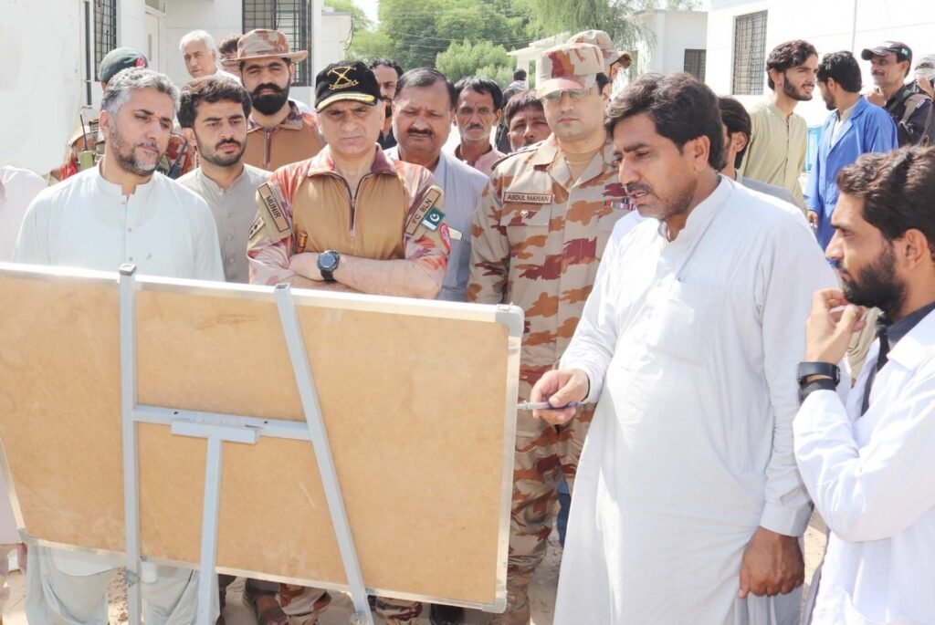 Deputy Commissioner Sevi Major (r) Ilyas Kibzai aur Commandant Sevi Scouts Colonel Munir Ahmed Sultan ko BSDI Phase 3 ke tehat jari taraqqiyati mansoobon ke bare mein SDO briefing de rahe hain