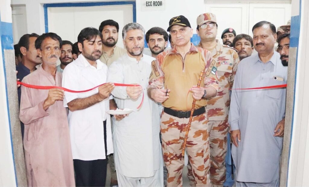 Deputy Commissioner Sevi Major (r) Ilyas Kibzai aur Commandant Sevi Scouts Colonel Munir Ahmed Sultan BSDI Phase 3 ke tehat DHQ Hospital Sevi mein marble tiles ki tansib ke mansoobe ka iftitah kar rahe hain