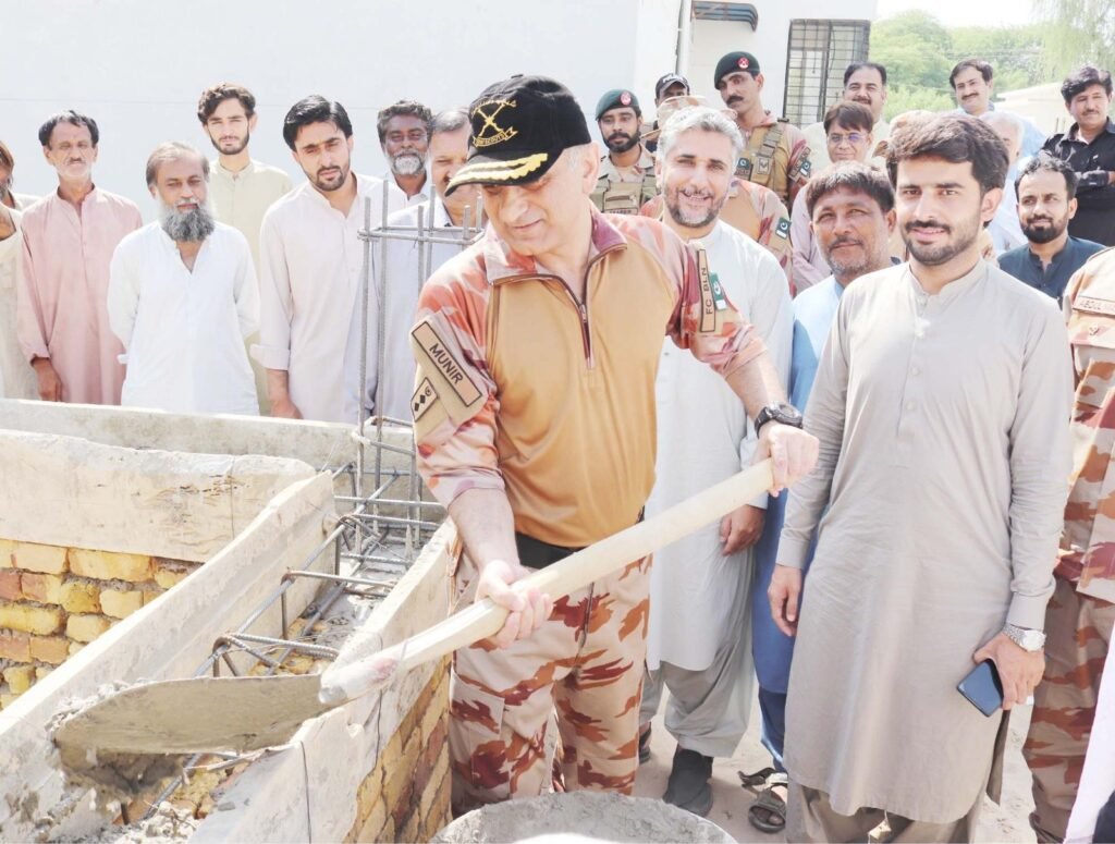 Deputy Commissioner Sevi Major (r) Ilyas Kibzai aur Commandant Sevi Scouts Colonel Munir Ahmed Sultan BSDI Phase 3 ke tehat DHQ Hospital Sevi mein murda khana (morchari) ki tameer ke kaam ka iftitah kar rahe hain