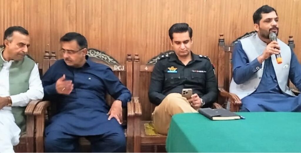 جعفرآباد: ڈپٹی کمشنر خالد خان کی ہدایت پر اسسٹنٹ کمشنر دھیرج کالرا خواتین کی کھلی کچہری میں شکایات پر جواب دے رہے ہیں