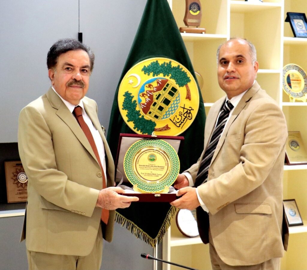 گورنر بلوچستان جعفرخان مندوخیل کو وائس چانسلر لسبیلہ یونیورسٹی ڈاکٹر عبدالمالک ترین یادگاری شیلڈ پیش کر رہے ہیں