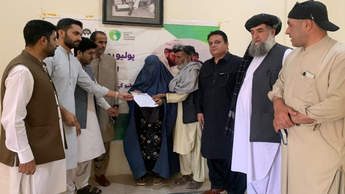 چمن: پولیو مہم میں شہید پولیس اہلکار نظام الدین کے اہلِ خانہ کو 10 لاکھ روپے کا امدادی چیک