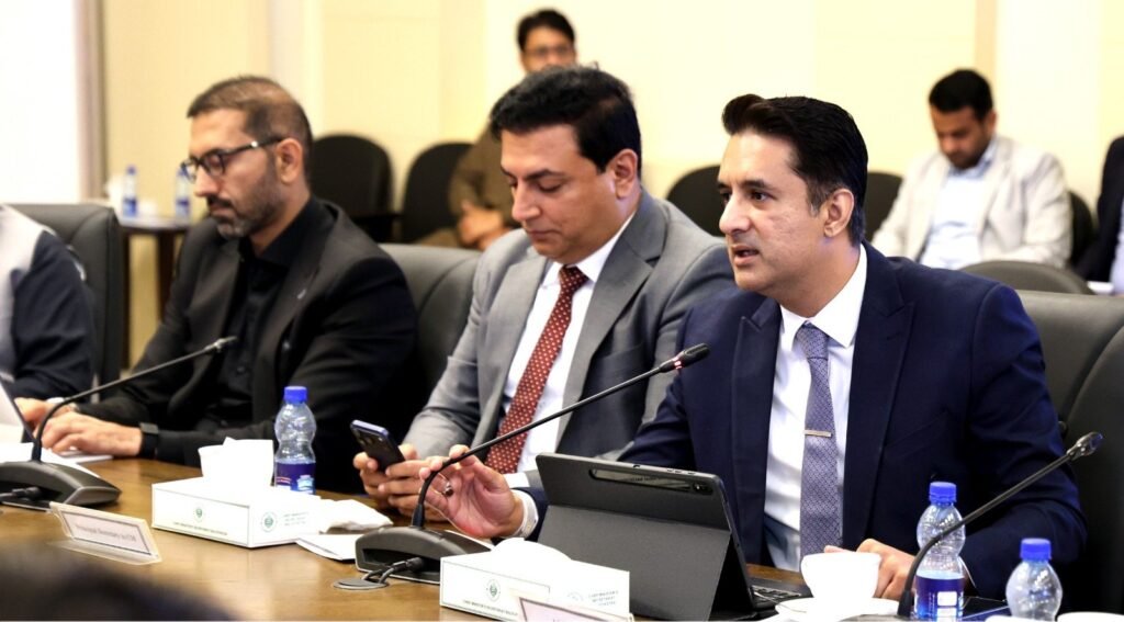 Additional Chief Secretary Home Muhammad Hamza Shafqaat qaumi media ke senior anchor persons, sahafiyon ko mahkama dakhla se mutaliq umoor par tafseeli briefing de rahe hain
