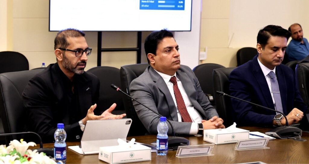 Additional Chief Secretary Development Zahid Saleem qaumi media ke senior anchor persons, sahafiyon ko mahkama Planning and Development se mutaliq umoor par tafseeli briefing de rahe hain