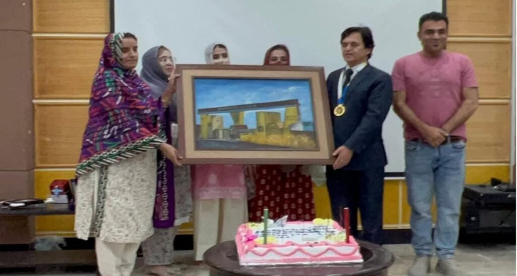 لورالائی: یونیورسٹی آف لورالائی کے وائس چانسلر پروفیسر ڈاکٹر احسان اللہ کاکڑ کو تمغہ امتیاز ملنے پر اساتذہ کرام شیلڈ پیش کر رہے ہیں