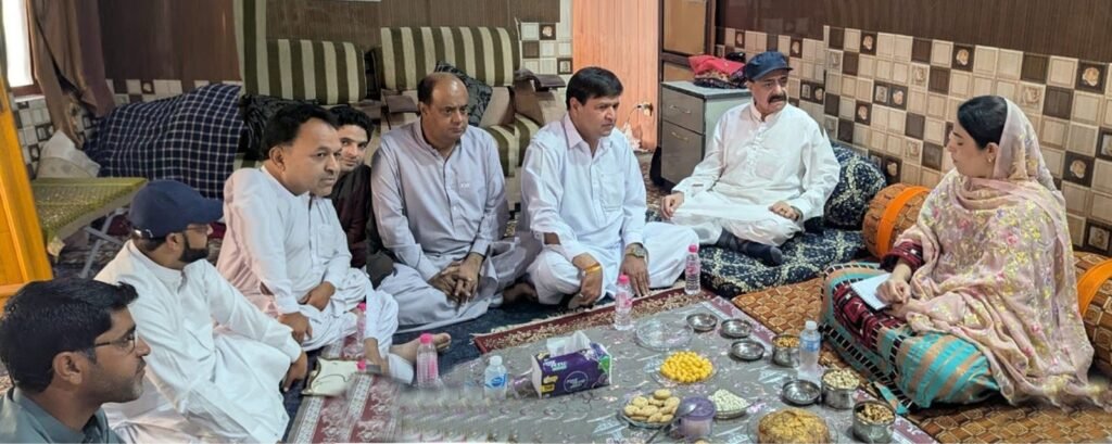 Kalat: Deputy Commissioner Engineer Ayesha Zehri Hindu mohalle ke daure ke mauqe par aqliyati community ke masail sun rahi hain