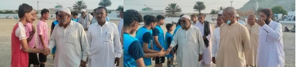 Gwadar: Mir Kalmati Inter Educational School Sports Festival ke mauqe par Darul Uloom Public School ke principal Qasim Baloch dono teamon ke khilariyon se musafaha kar rahe hain