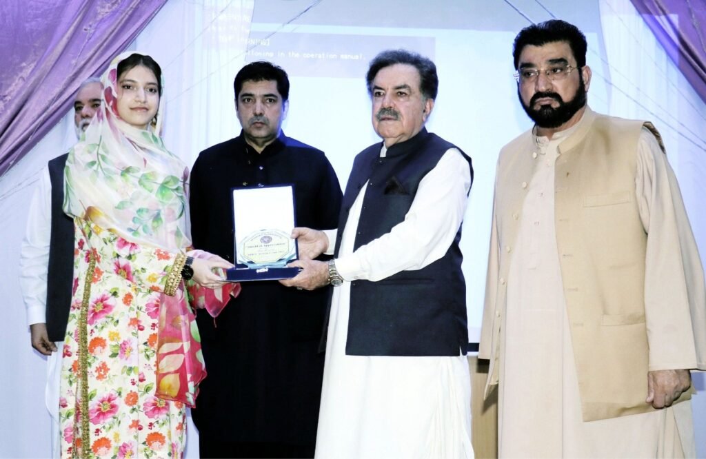 گورنر بلوچستان جعفر خان مندوخیل اسلامیہ گرلز کالج کوئٹہ کے پوزیشن ہولڈرز میں اسناد اور شیلڈ تقسیم کر رہے ہیں۔ اس موقع پر صوبائی وزیر میر عاصم کرد گیلو بھی موجود ہیں