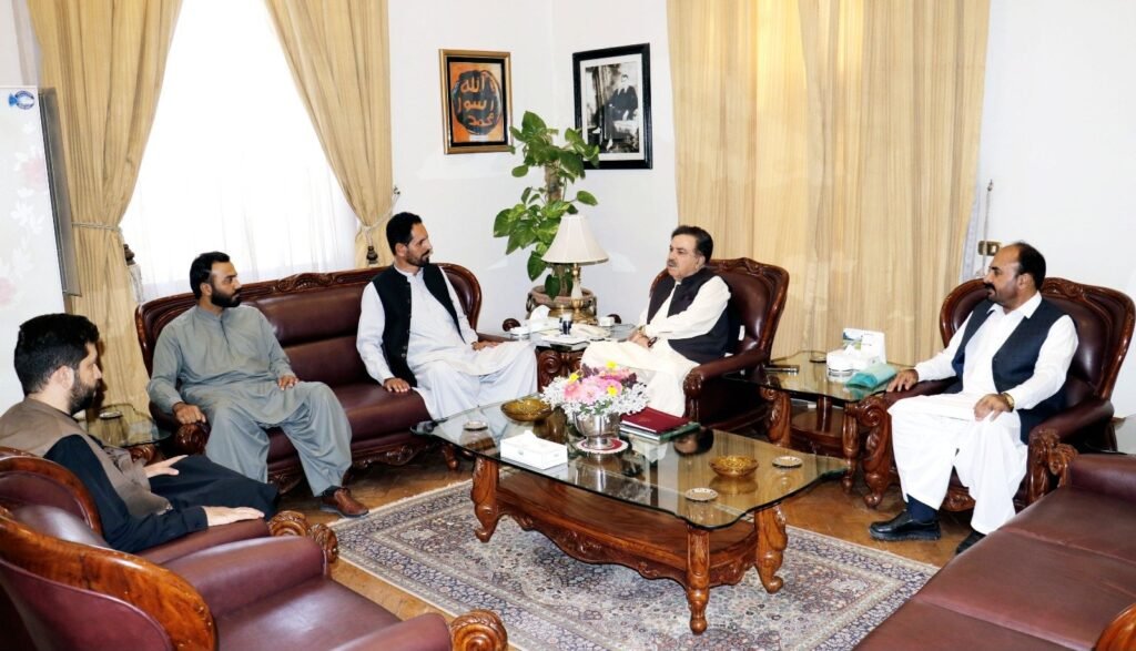 گورنر بلوچستان جعفر خان مندوخیل سے نوابزادہ طور گل جوگیزئی اور ڈائریکٹر ریسرچ ایگریکلچر حبیب اللہ کاکڑ ملاقات کر رہے ہیں