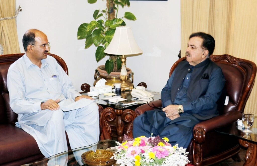 گورنر بلوچستان جعفر خان مندوخیل سے ڈاکٹر محمد خان ملاقات کر رہے ہیں
