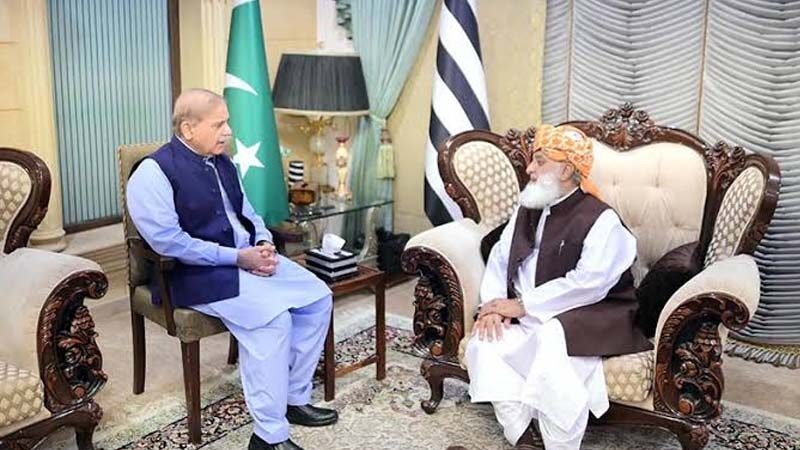 اسحاق ڈار کا مولانا فضل الرحمان کو فون، اپوزیشن سے رابطوں کی آخری کوشش کا فیصلہ