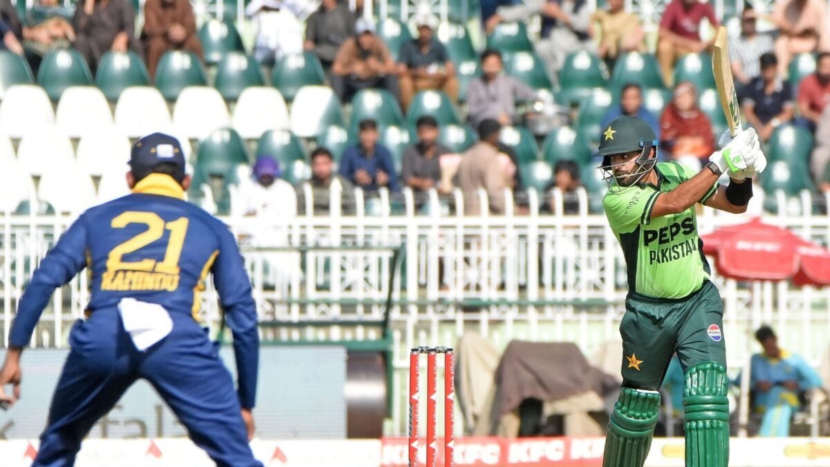 بابر اعظم 141 اننگز میں سب سے زیادہ ون ڈے رنز بنانے والے کھلاڑی، ہاشم آملہ کا ریکارڈ ٹوٹ گیا