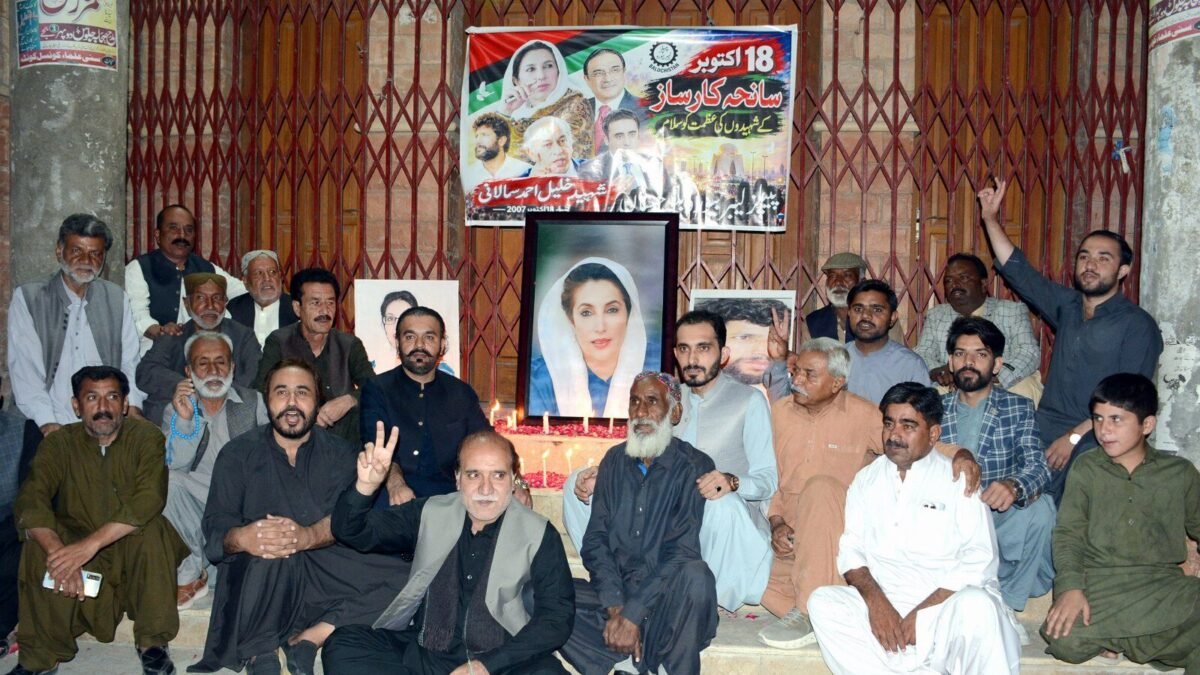 کوئٹہ: سانحہ کارساز کے شہدا کی یاد میں پریس کلب کے سامنے شمعیں روشن