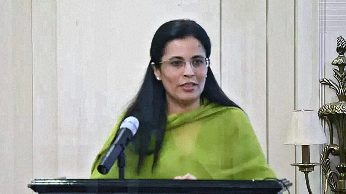 جسٹس عائشہ ملک نے ججوں کے لیے بینچ بک کی تقریبِ رونمائی میں اس تصور کو مسترد کر دیا کہ خواتین زیادتی کو “دعوت” دیتی ہیں