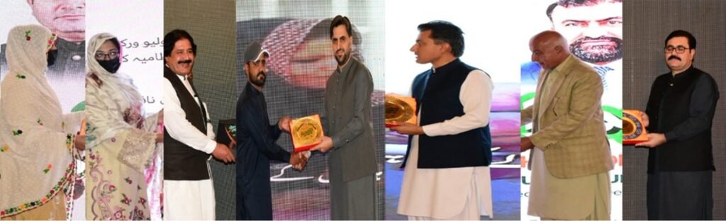 صوبائی وزیر صحت بخت محمد کاکڑ، سابق وزیراعلیٰ بلوچستان ڈاکٹر عبدالمالک بلوچ، سیکرٹری صحت مجیب الرحمن پانیزئی، ایمرجنسی آپریشن سینٹر کے سربراہ انعام الحق پولیو ورکرز اور افسران کو بہترین کارکردگی پر شیلڈ پیش کر رہے ہیں۔
