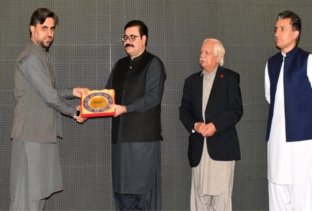 عالمی یوم پولیو کی مناسبت سے منعقدہ تقریب میں صوبائی وزیر صحت بخت محمد کاکڑ کو ایمرجنسی آپریشن سینٹر کے سربراہ انعام الحق شیلڈ پیش کر رہے ہیں