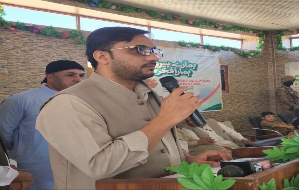 Deputy Commissioner Chaman Habib Ahmed Bangulzai Aalmi Youm-e-Insidad-e-Polio ki taqreeb se khitab karte hue, bachon ko Polio se mehfooz rakhne ke liye awami taawun ki ahmiyat par zor de rahe hain.