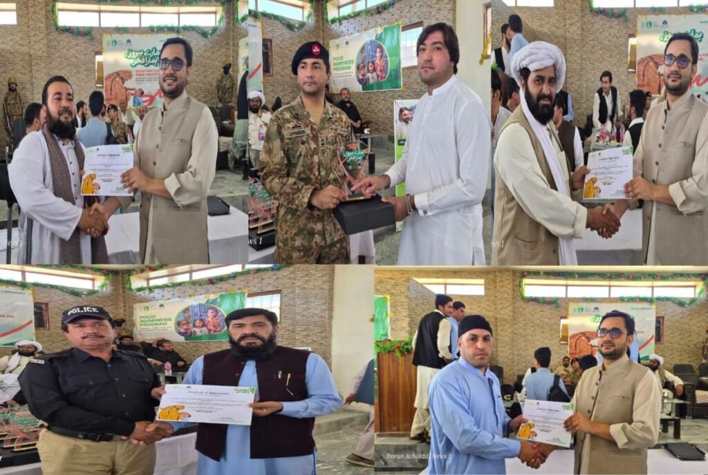 Deputy Commissioner Chaman Habib Ahmed Bangulzai, Colonel Usman aur deegar shurka front line Polio workers ki khidmaat ke etraf mein tareefi asnaad aur shields taqseem kar rahe hain