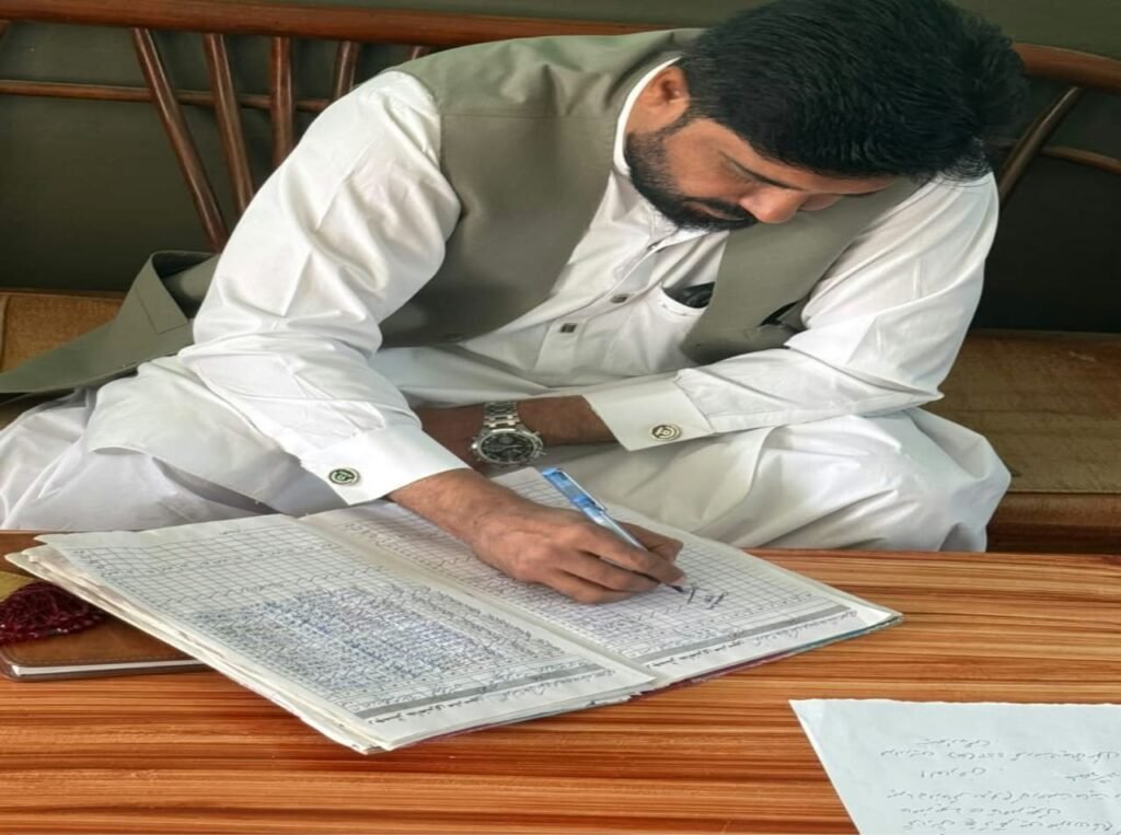 ڈسٹرکٹ ایجوکیشن آفیسر چمن اشوک کمار راجپوت اسکول میں اساتذہ کی حاضری کا ریکارڈ چیک کر رہے ہیں