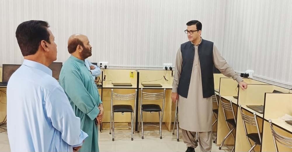 کمشنر سبی ڈویژن عرفان اللہ خان ڈویژنل پبلک سکول سبی کے اساتذہ کو تعلیمی معیار کی بہتری اور طلباء کی بہتر تربیت کے حوالے سے ہدایات دے رہے ہیں۔