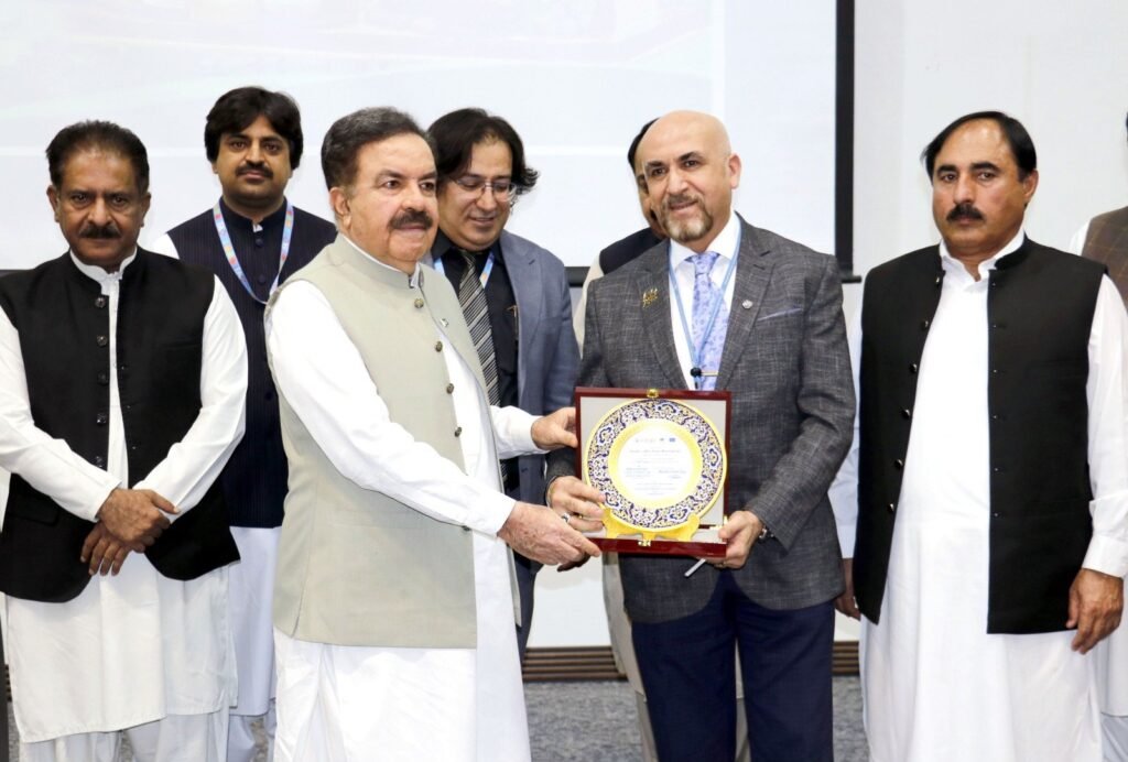 Governor Balochistan Jafar Khan Mandokhail ko Aqwam-e-Muttahida ka zaili idara Food and Agriculture Organization sub office Balochistan ke sarbarah Waleed Mehdi yaadgari shield pesh kar rahe hain.