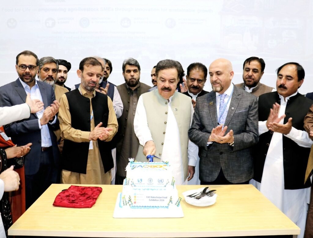 Governor Balochistan Jafar Khan Mandokhail pehli Food numaish 2026 ke mauqe par cake kaat rahe hain.