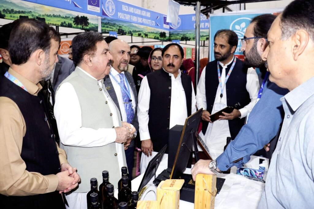 Governor Balochistan Jafar Khan Mandokhail World Food Day ki munasibat se Balochistan Food numaish 2026 ke mauqe par lagaye gaye stalls ka muaina kar rahe hain.