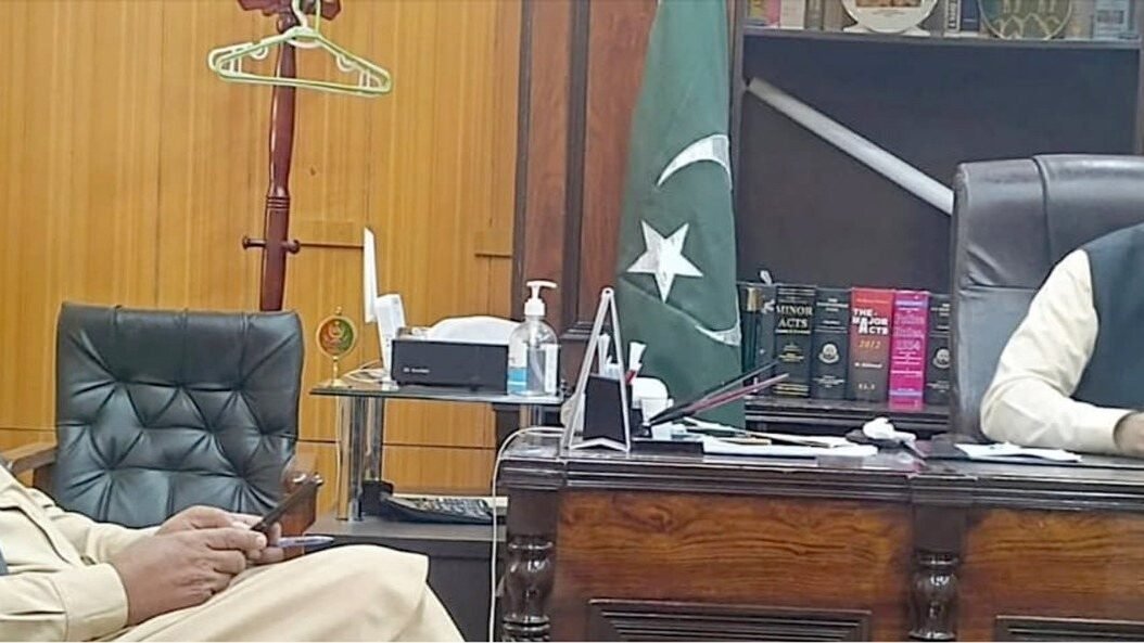 موسیٰ خیل: ڈپٹی کمشنر عبدالرزاق خجک کی ڈپٹی ڈائریکٹر زراعت شمس الحق سے ملاقات، جعلی کھاد پر بات چیت