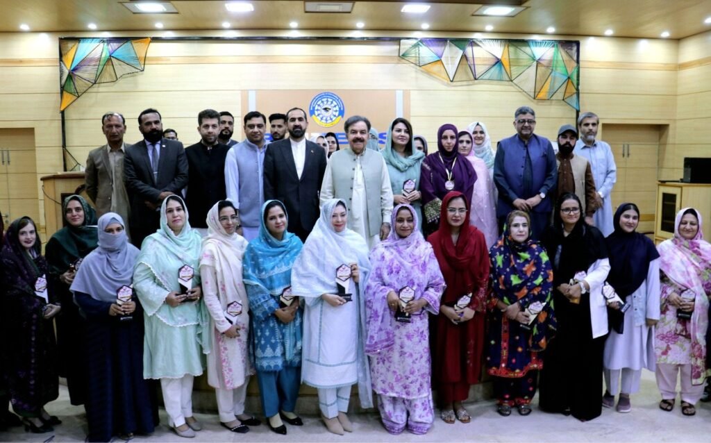گورنر بلوچستان جعفر خان مندوخیل کا بیوٹمز یونیورسٹی اور بلوچستان وویمن پرموٹ ٹیلنٹ کے منتظمین اور ایوارڈز وصول کرنے والوں کے ساتھ گروپ فوٹو۔
