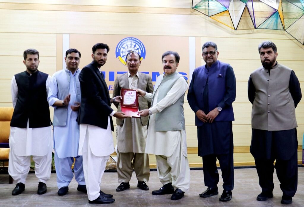 گورنر بلوچستان جعفر خان مندوخیل کو بلوچستان وویمن پرموٹ ٹیلنٹ کی جانب سے طیب شاہ یادگاری شیلڈ پیش کر رہے ہیں۔
