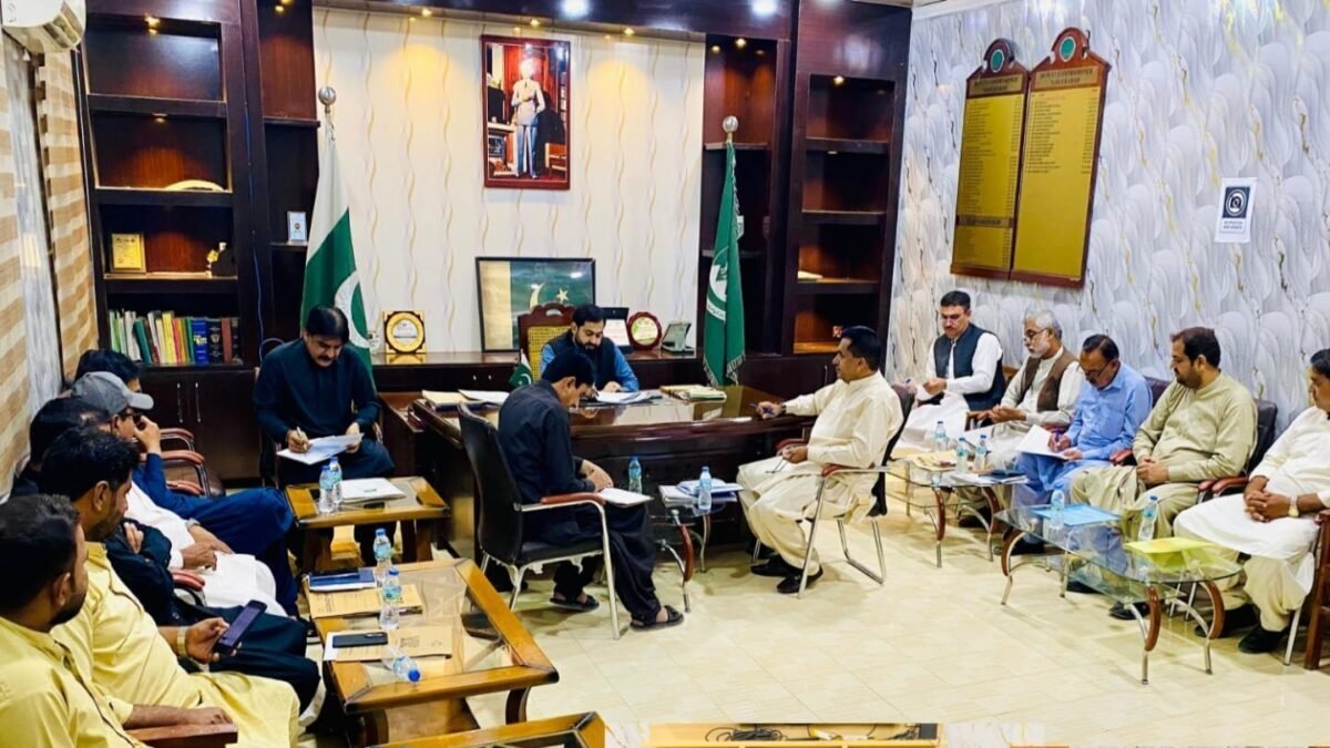 نصیرآباد: ڈپٹی کمشنر وریندر لعل کی زیرصدارت ایجوکیشن کمیٹی اجلاس، غیر حاضر ملازمین کے خلاف کارروائی کی ہدایت