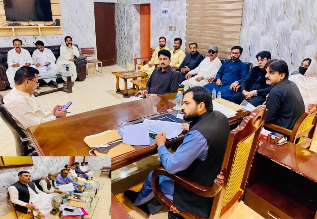 نصیر آباد۔ ڈپٹی کمشنر نصیر آباد وریندر لعل ڈسٹرکٹ ایجوکیشن گروپ کے منعقدہ اجلاس کی صدارت کر رہے ہیں