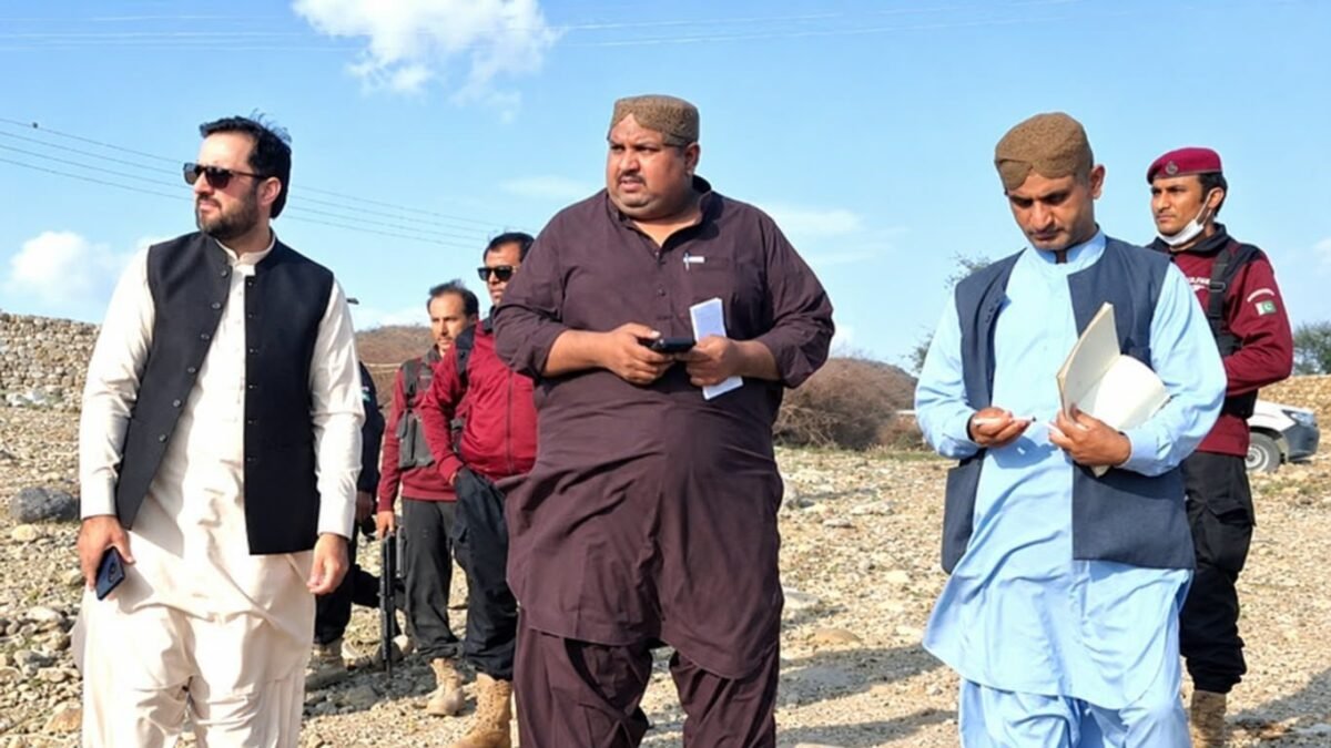 موسیٰ خیل: ڈپٹی کمشنر عبدالرزاق خان خجک کا بی ایس ڈی آئی واٹر سپلائی اسکیم تارہ کسور کی جگہ کا معائنہ