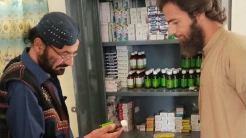 دکی: اسسٹنٹ کمشنر لونی کا ڈی ایچ کیو ہسپتال اور بی ایچ یوز کا دورہ، عملے کی حاضری اور ادویات کا جائزہ