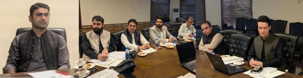 گوادر: کمشنر مکران ڈاکٹر طفیل احمد بلوچ، ڈپٹی کمشنر گوادر نقیب اللہ کاکڑ اور ضلعی انتظامیہ کے افسران کے ہمراہ ترقیاتی اسکیموں سے متعلق اجلاس کی صدارت کر رہے ہیں