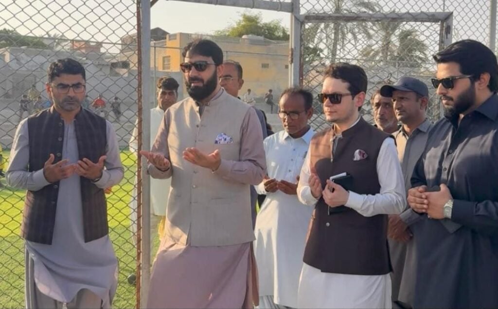 Commissioner Makuran Dr Tufail Ahmed Baloch Deputy Commissioner Gwadar Naqeebullah Kakar ke humrah futsal ground ke iftitah ke mauqe par dua kar rahe hain