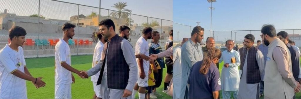 Commissioner Makuran Dr Tufail Ahmed Baloch futsal ground ke iftitah ke mauqe par khilariyon se mulaqat kar rahe hain aur un ke masail daryaft kar rahe hain